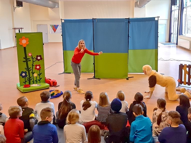 White Horse Theatre zu Gast an der Hundertwassergrundschule Leeste