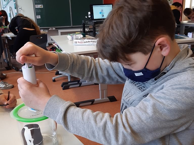 Das Deutsche Luft- und Raumfahrtzentrum (DLR) fliegt in unser Klassenzimmer