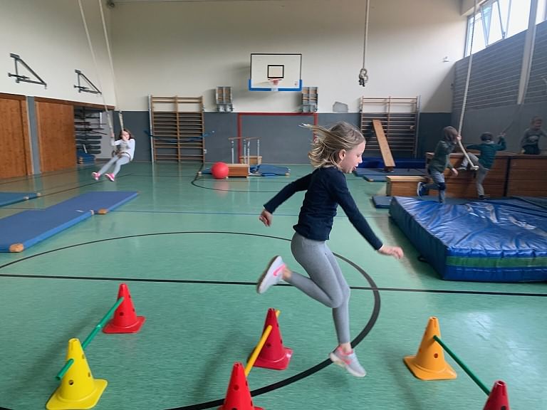 Juhu, wir können wieder in die Turnhalle!