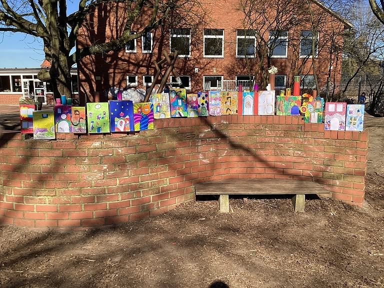 Klasse 4b baut sich ihr Modell einer Hundertwassergrundschule Leeste