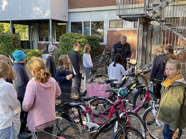 Der Jahrgang 4 macht die Fahrradprüfung