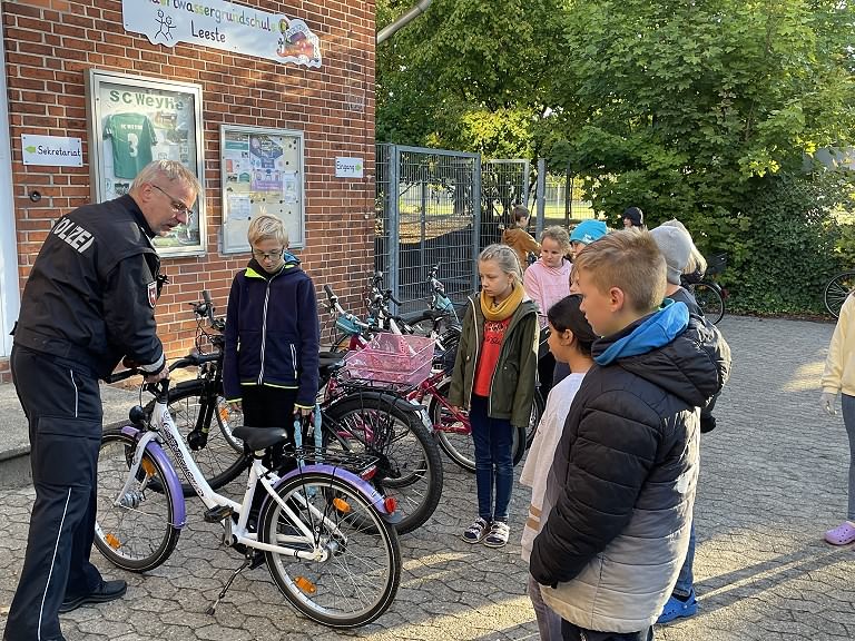 Der Jahrgang 4 macht die Fahrradprüfung