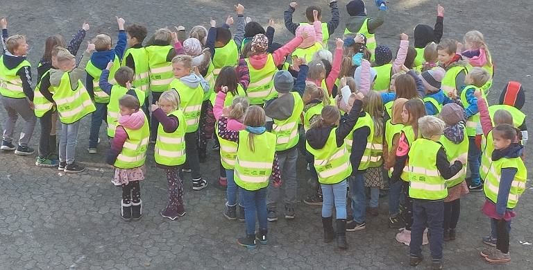 1. Jahrgang in neuen Sicherheitswesten